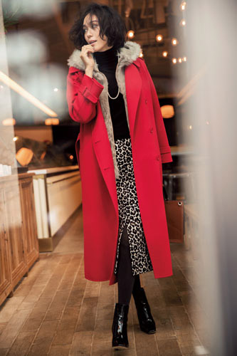 赤いコート】はどう着る？ 大人の女性にこそ似合う冬の着こなし例 | Domani