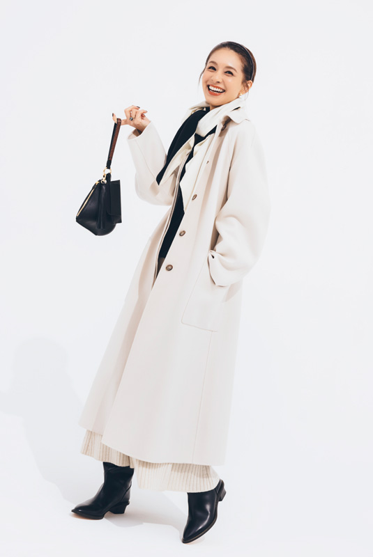 【6】白コート×黒ニット×白ニットスカート