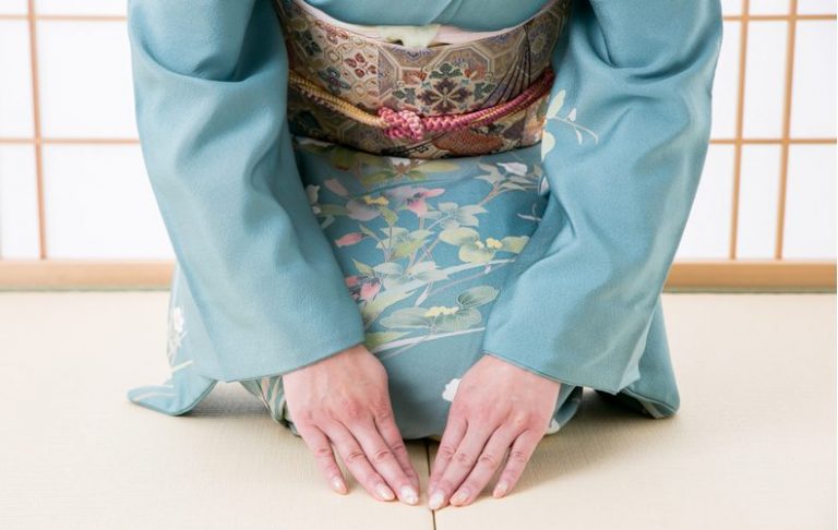 おしとやかの意味は性質や動作がもの静かで品があること│例文や類語をご紹介