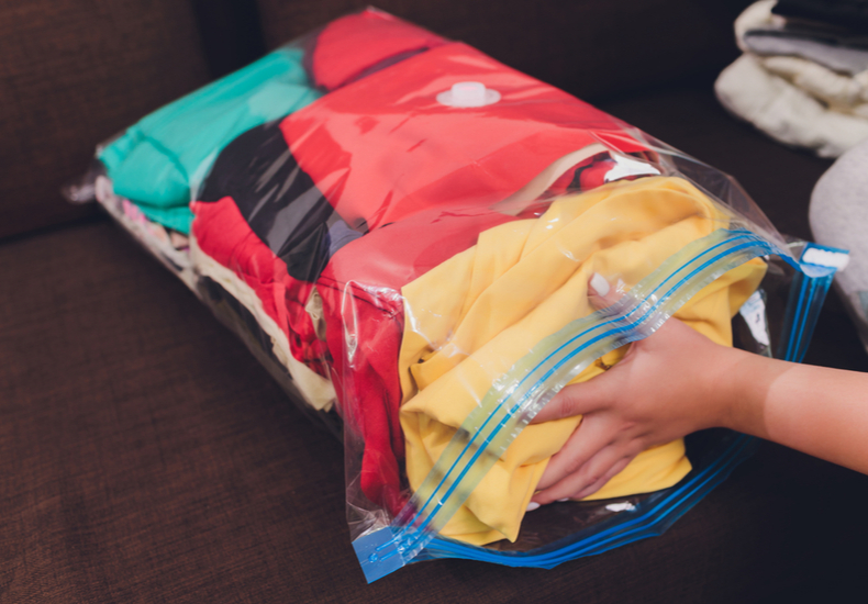 衣類圧縮袋のおすすめ【10選】つるす・大容量・トラベルタイプ＆使用のコツ | Domani