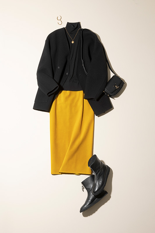 黒コート×黒タートルネック×黄色スカート