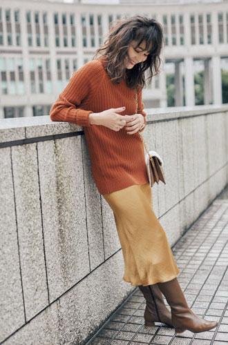 【4】茶色ニット×キャメルタイトスカート