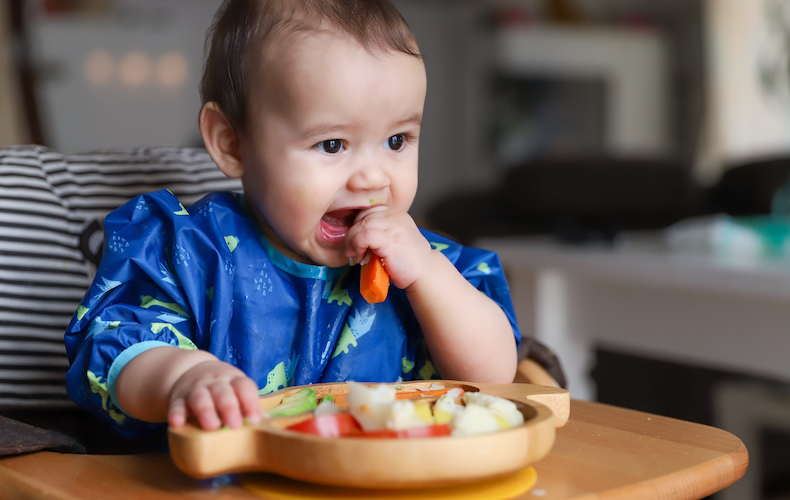 赤ちゃんの 手づかみ食べ はいつから始める 必要性や問題への対処法も Domani