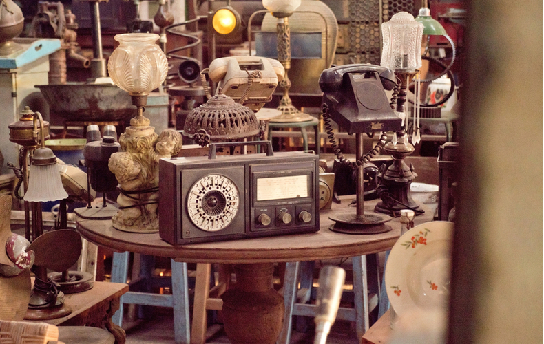 古道具屋に並ぶ昔のラジオや電話
