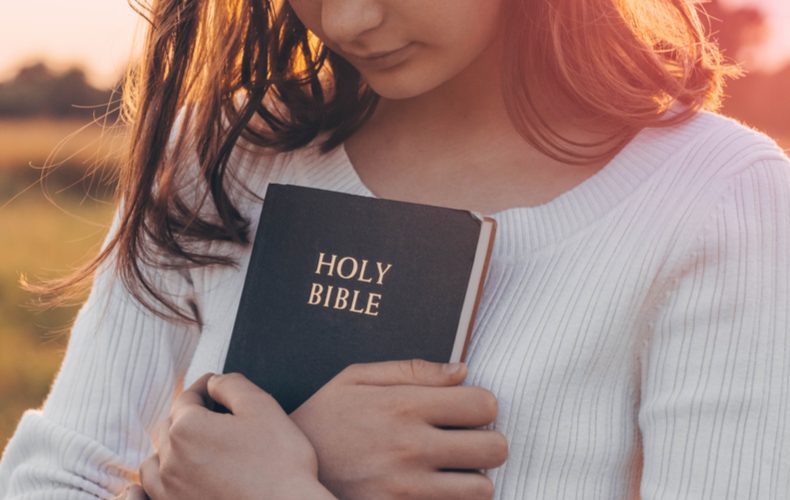 聖書を持つ女性
