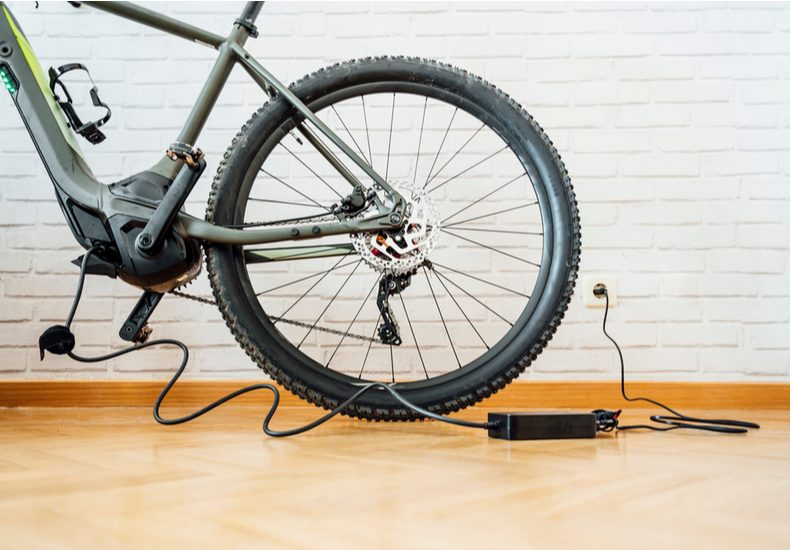 折りたたみ電動自転車電動アシスト自転車魅力特徴選び方選ぶポイントコツおすすめ軽量使いやすいおしゃれ大容量バッテリー機能装備充実スポーティサイクリング　