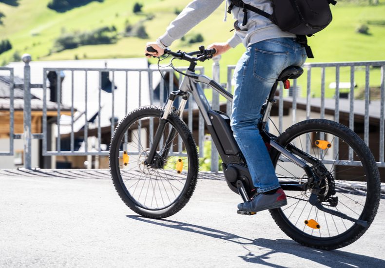 折りたたみ電動自転車電動アシスト自転車魅力特徴選び方選ぶポイントコツおすすめ軽量使いやすいおしゃれ大容量バッテリー機能装備充実スポーティサイクリング