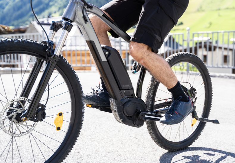 折りたたみ電動自転車電動アシスト自転車魅力特徴選び方選ぶポイントコツおすすめ軽量使いやすいおしゃれ大容量バッテリー機能装備充実スポーティサイクリング　