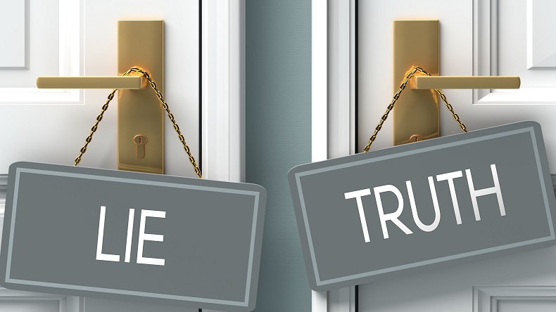 「LIE」と「TRUSH」の2種類のプレートがかけられたドアノブ
