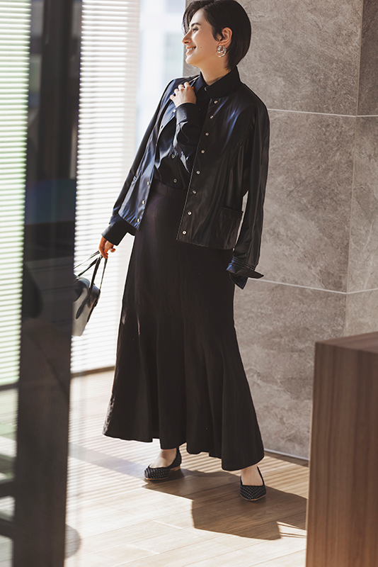【5】黒ジャケット×黒シャツ×黒フレアスカート class=