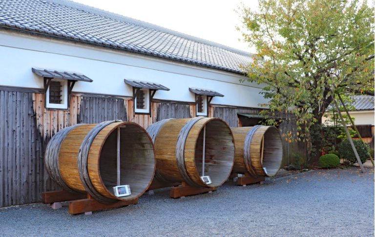 日本酒造りの最高責任者【杜氏】とは？時代を反映する杜氏事情も解説 | Domani
