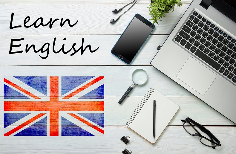 イギリスの国旗とPCやスマホ、「Learn English」の文字