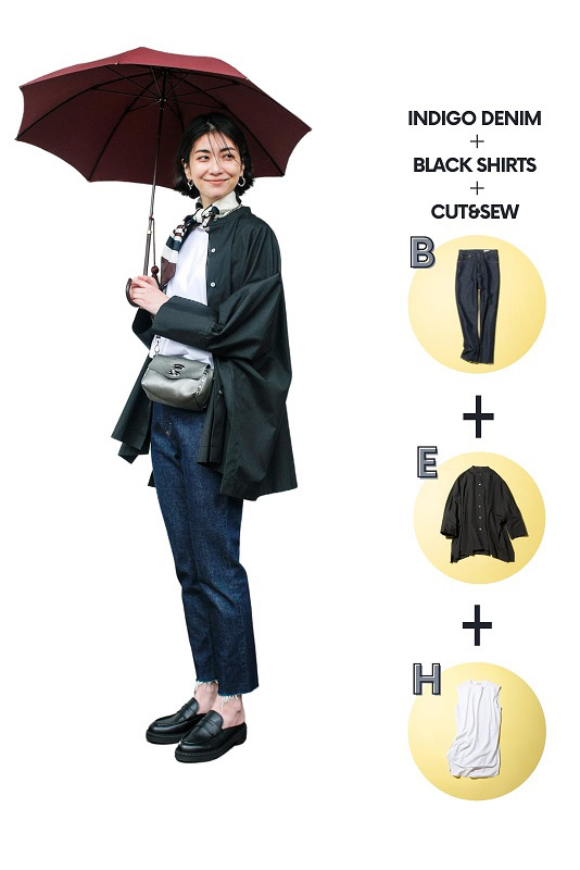 ダークトーンのシャツ×デニムの傘をさした女性