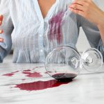 ワイン こぼした 服 対処法