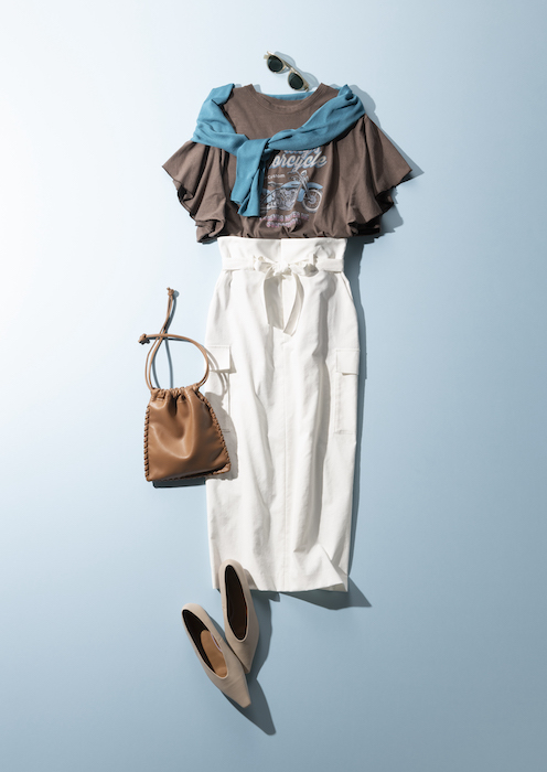 【6】茶色Tシャツ×白スカート