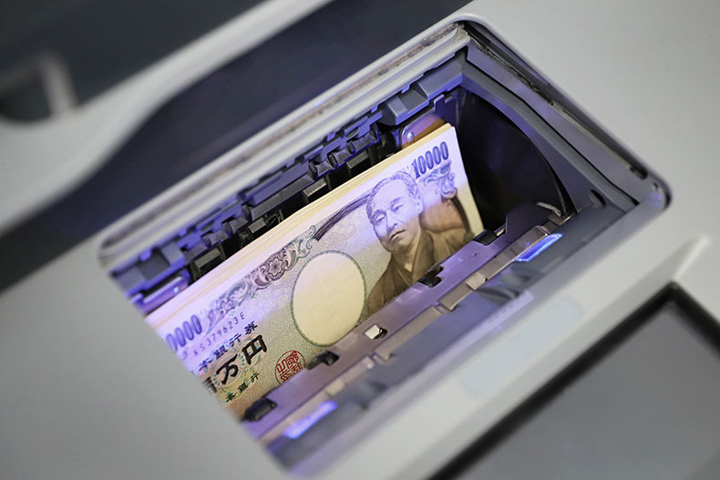 ATMに入れられた一万円札