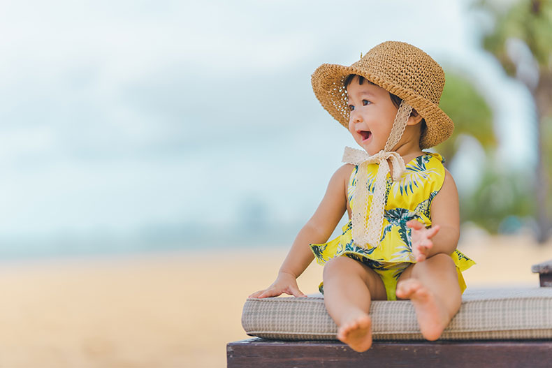 ビーチのベンチに座る幼児