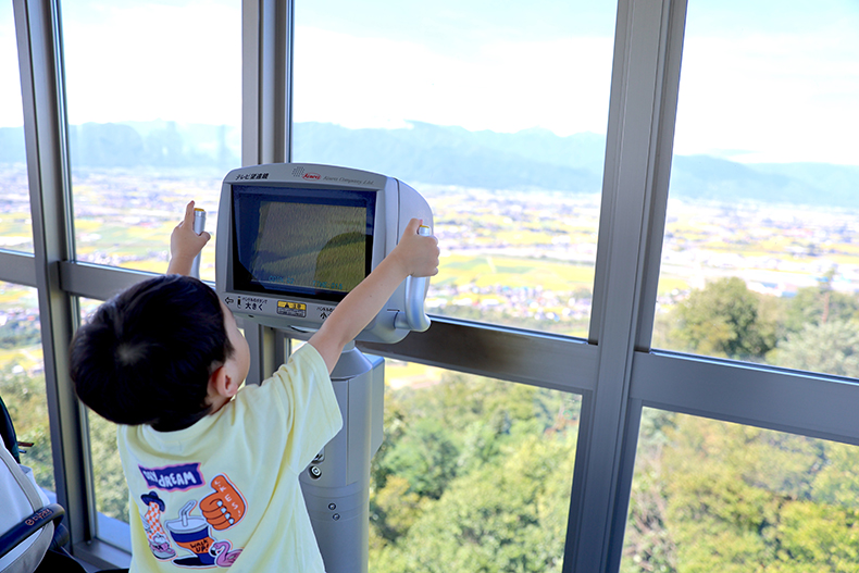山と自然博物館の5階無料展望室の電子望遠鏡をみる子供