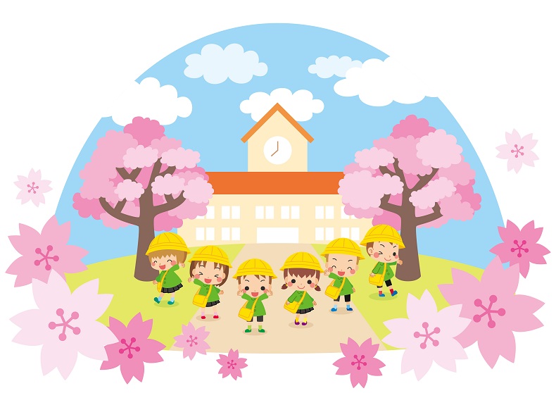 桜が満開の木の下で園服を身につけ笑顔の子どもたち