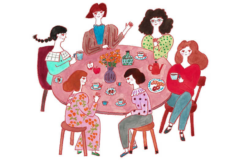 円卓を囲み、コーヒーを飲みながら話をする女性たち
