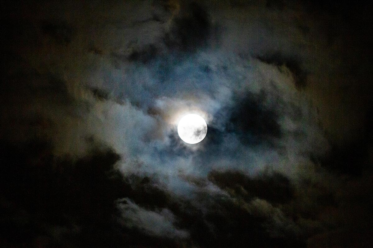 夜空に浮かぶ月