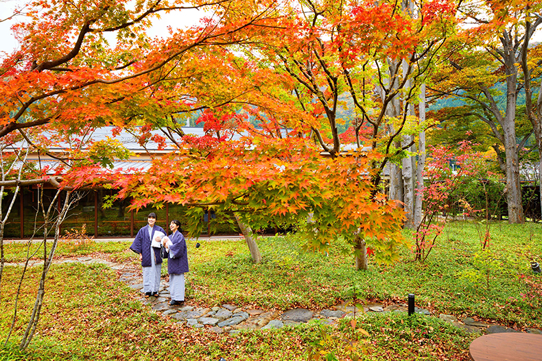 温泉旅館界 鬼怒川の中庭の秋の風景