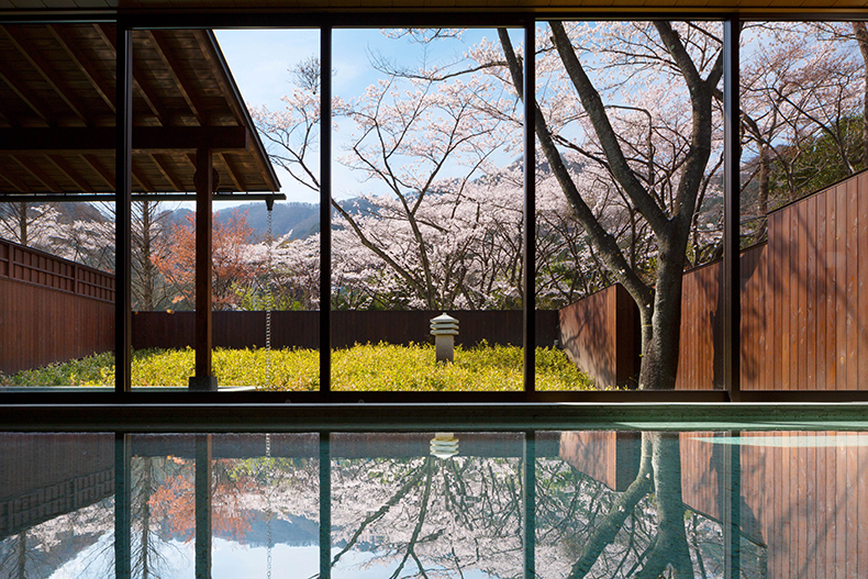 温泉旅館界 鬼怒川の大浴場と窓の外に見える桜