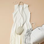ニットとタフタの2つの素材で切り替えた白ワンピースを主役にしたワントーンコーデ