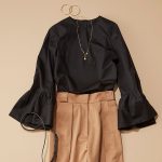 黒の袖コンシャスブラウスにベージュのチノパンを合わせたコーデ