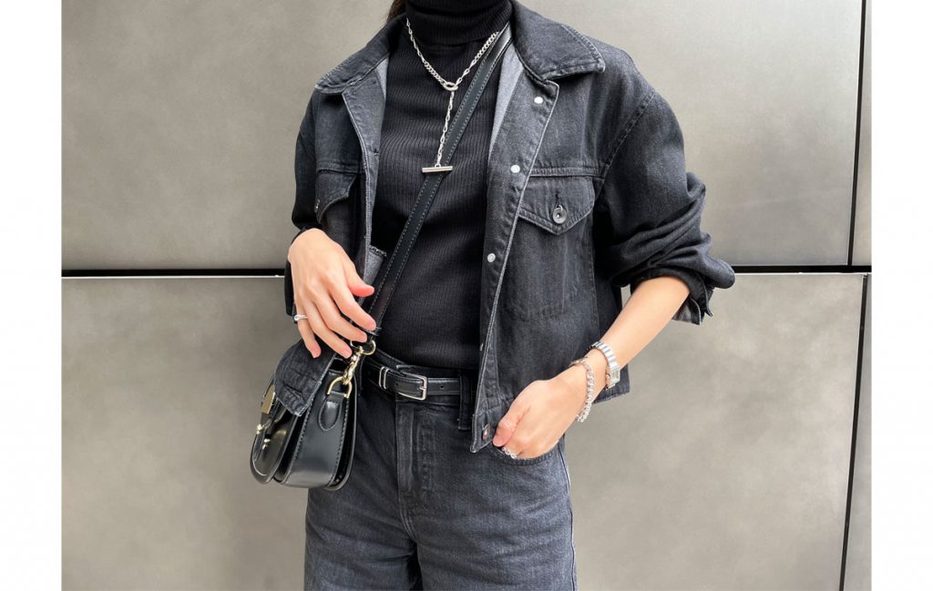 ユニクロの〝黒デニム〟セットアップはアラフォーの味方！ | Domani