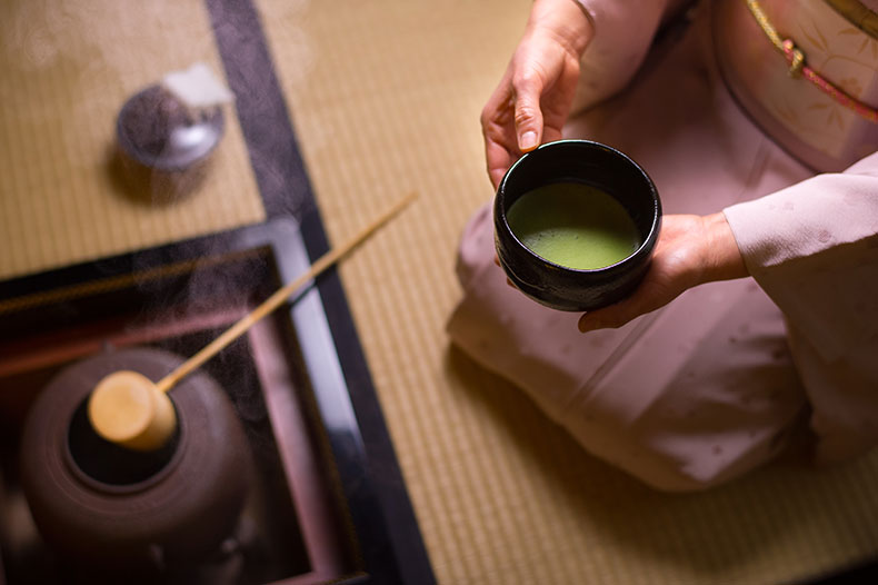 一期一会のイメージ。茶道を嗜む女性