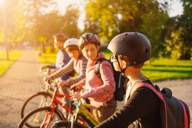 公園で自転車に乗って並ぶ子どもたち