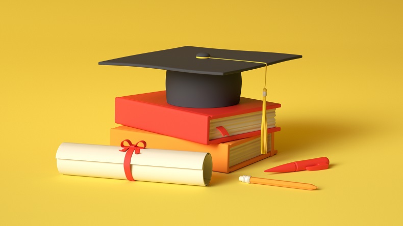 博士帽や本、卒業証書やペンなど、卒業のイメージ
