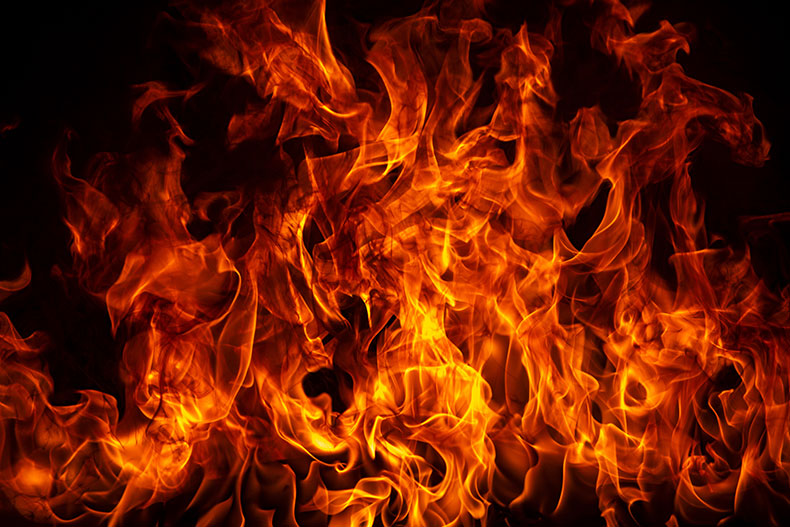 火に油を注ぎ、大炎上するイメージ