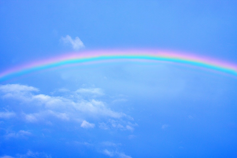 青い空に浮かぶ虹