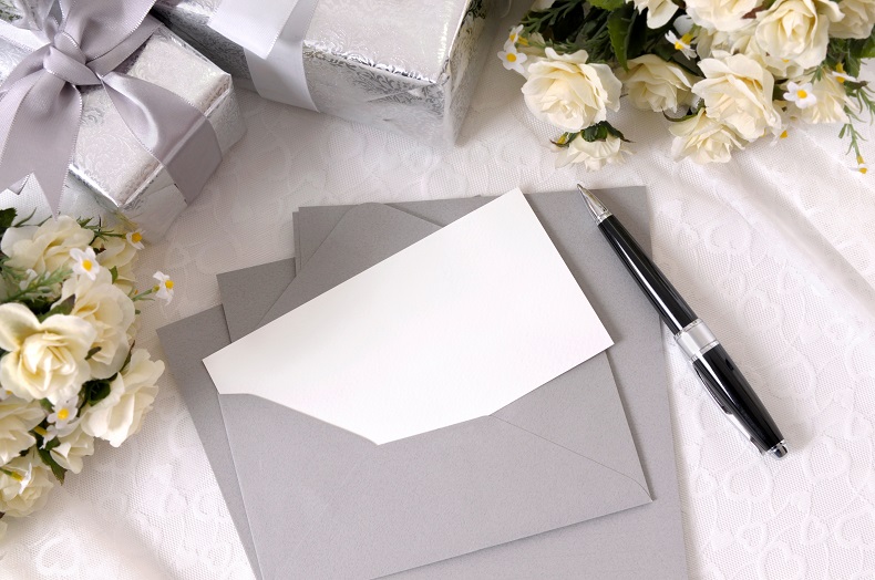 手紙の周りにプレゼントや白い花