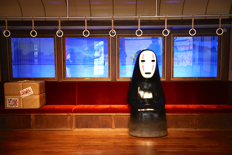 ジブリパーク名場面展にて、カオナシが電車に乗っているところを再現したもの
