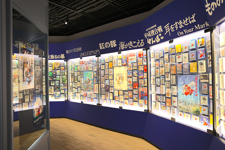 「ジブリがいっぱい展」より、世界中から集められたジブリ作品のポスターや映像・音楽パッケージ、書籍などの展示風景