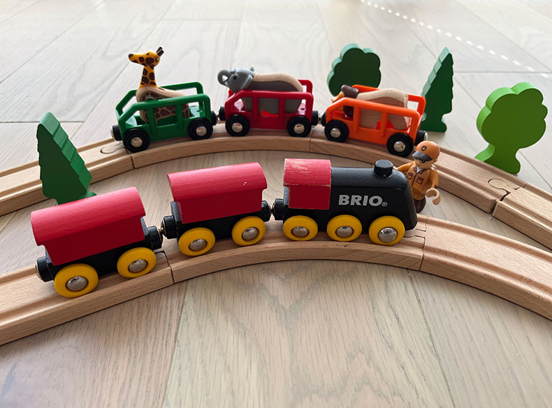 BRIOのレールウェイセット。木製の汽車と線路、乗客の動物たち