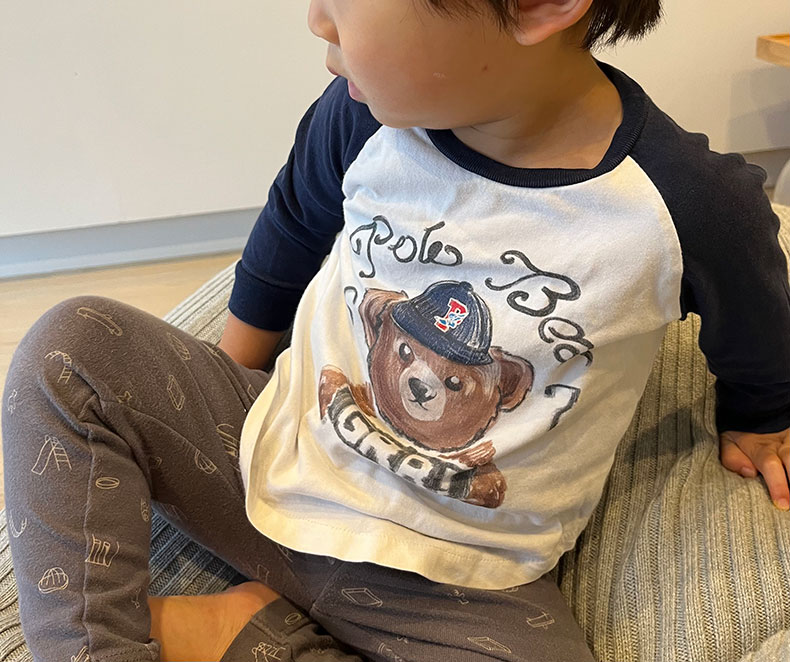 クマの絵がついたラルフローレンの長袖Tシャツを着た男児
