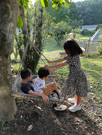 能勢町「みちくさ」のツリーブランコを楽しむ子供たち