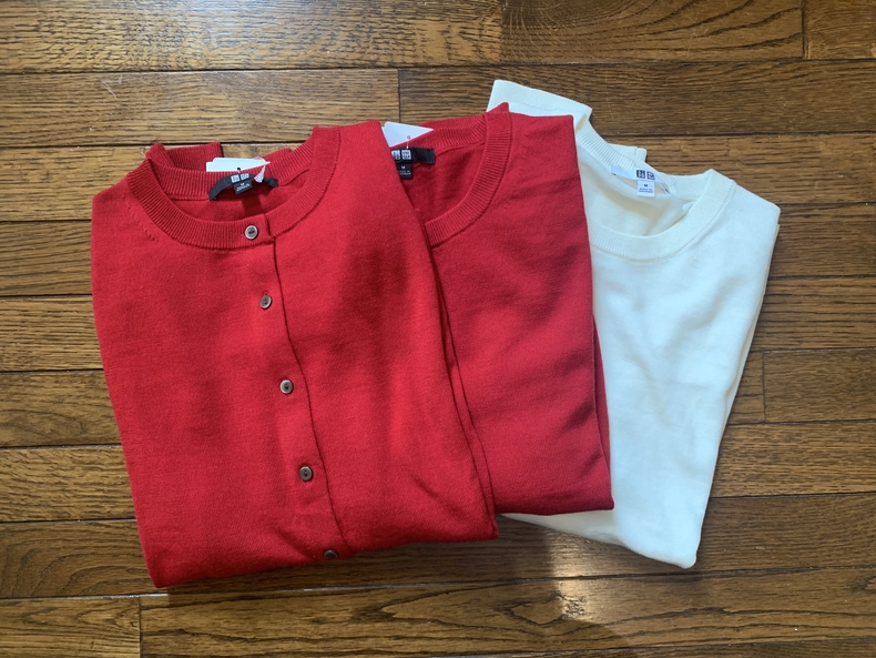 赤色のカーディガン、赤色のセーター、白色のセーター