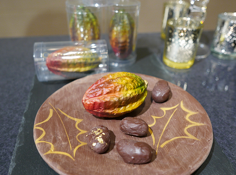 カカオの実を模したチョコレートと、中に入っているカカオ豆チョコレート4粒