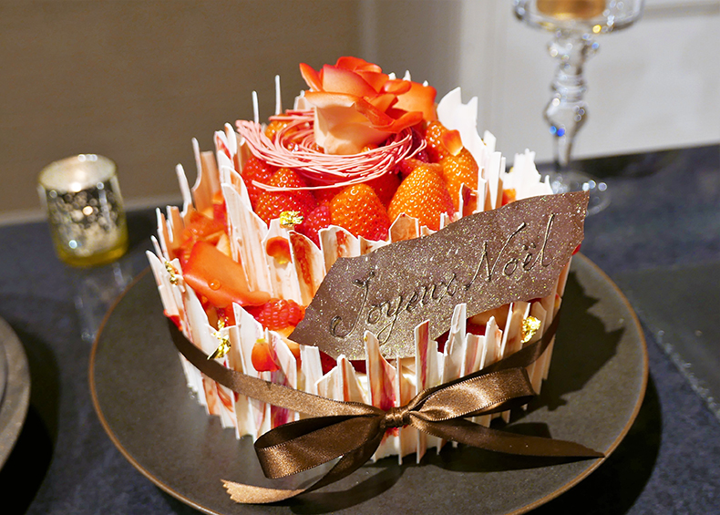 大輪のバラで作ったブーケのような豪華なイチゴのショートケーキ正面