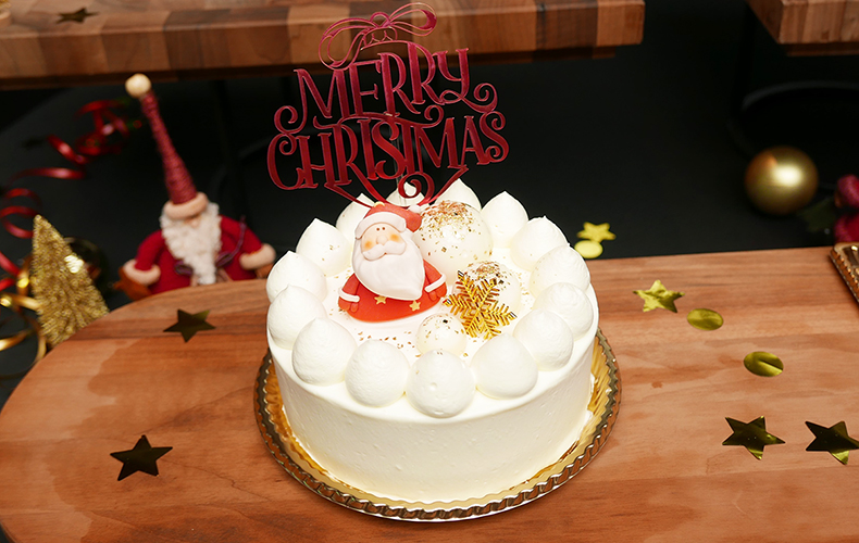 サンタと金色の雪の結晶の飾り付きショートケーキ
