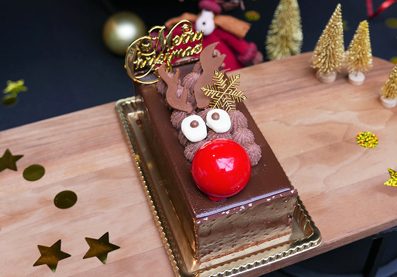 長方形でトナカイの顔を模したデコレーションのチョコレートケーキ