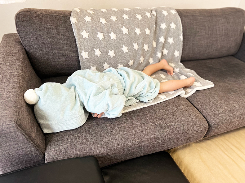 バスローブを着たままソファに寝転ぶ息子くん