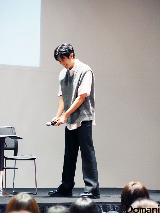 iKON CHANトークイベントでゴルフのスイングを見せる