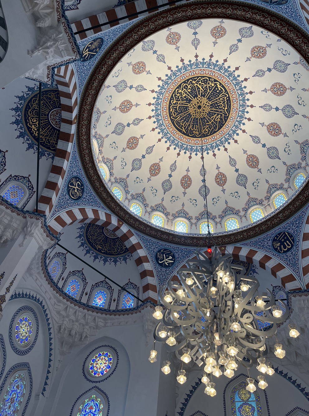 モスクの内部、鮮やかな装飾で彩られた天井