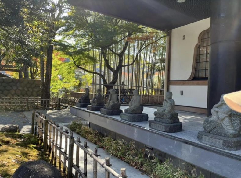 石造や竹が並ぶ修禅寺の境内